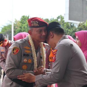 Tradisi Pedang Pora Warnai Pelepasan Kombes Pol Budi Sartono dari Polrestabes Bandung