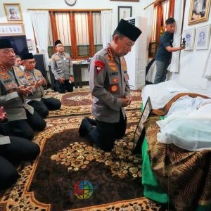 Kapolri dan PJU Mabes Polri Takziah ke Kediaman Almarhum Meri Hoegeng