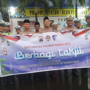 Satlantas Pemalang Berbagi Takjil Sekaligus Sosialisasikan Keselamatan Berkendara