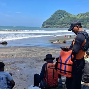 Abaikan Zona Bahaya, Tiga Remaja Jadi Korban Ombak Watubale