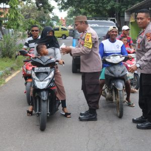 Rajut Kebersamaan di Bulan Ramadhan Polsek Woja Tebarkan Ratusan Paket Takjil Ke Pengguna Jalan