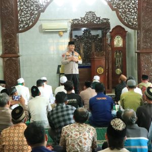Kapolres Gresik Sholat Jumat di Masjid Ainul Yaqin Wringinanom, Ajak Warga Jaga Kamtibmas Selama Ramadan