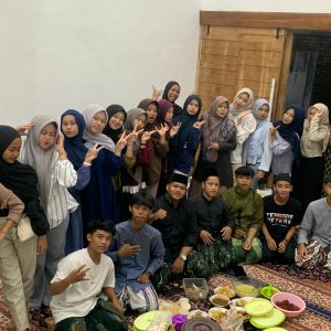 Hangatnya Ramadhan: Kebersamaan Murid Kelas X-4 MAN 6 Jombang Buka Puasa Bersama di Rumah Wali Kelas