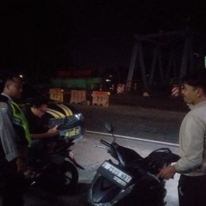 PJU Rusak di Utara Jembatan Lespadangan Diduga Pemicu Kecelakaan, Pengendara Motor Tabrak Pembatas Jalan