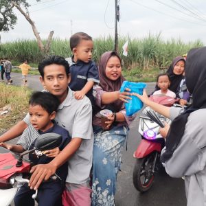 Menebar Kebaikan di Senja Ramadhan, OSIS MAN 6 Jombang Berbagi Takjil untuk Warga