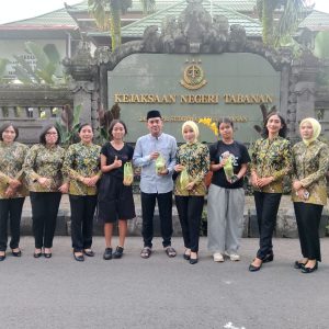 Wujud Kepedulian, Kajari Tabanan Bagi Takjil Gratis di Bulan Ramadhan