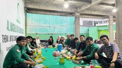 Plt Ketua PC HIMMAH Kota Medan Berbagi Takjil Bersama Masyarakat Sekitar