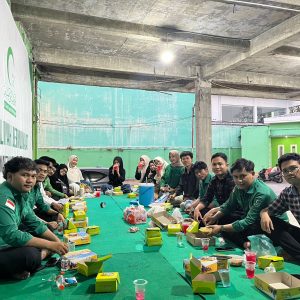 Plt Ketua PC HIMMAH Kota Medan Berbagi Takjil Bersama Masyarakat Sekitar