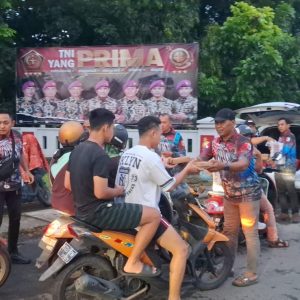 GANAS Bagikan 500 Takjil kepada Pengendara di Depan Markas Kodikmar Surabaya