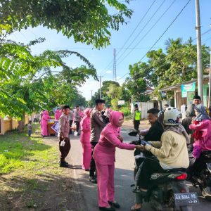 Tingkatkan Rasa Kepedulian dengan Warga, Polsek Pekat Bagi-Bagi Takjil Gratis di Jalan Raya