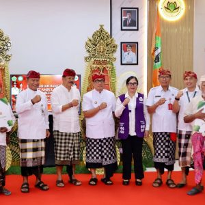 Bupati Tabanan Bersama Rai Wahyuni Sanjaya Serahkan Bantuan Ambulans dan Program Bedah Rumah CSR