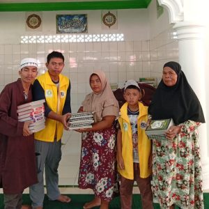 Aksi Solidaritas Pimpinan Pusat Pemuda Tabagsel dan Ruang Baca Bambu Salurkan Al-Qur’an dan Iqro ke Masjid Jami Bonalumban