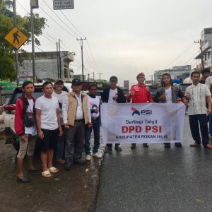 PSI Rohil dan DPC Bagan Sinembah Berbagi Takjil di Bagan Batu 