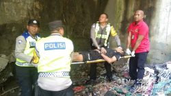 Hindari Motor Menyalip, Truk Box Terguling di Jembatan Yeh Nu Tabanan, Dua Orang Terluka