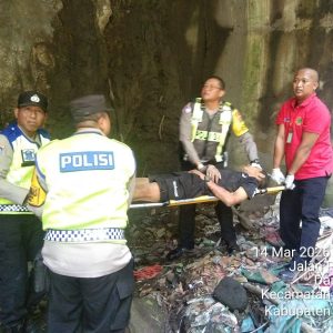 Hindari Motor Menyalip, Truk Box Terguling di Jembatan Yeh Nu Tabanan, Dua Orang Terluka