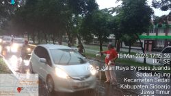 Di Tengah Hujan Deras, MAKI Jatim Tetap Bagikan 250 Paket Takjil Ramadhan di Jalan Raya Juanda