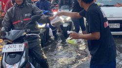 MAKI Jatim Tetap Berbagi di Tengah Hujan dan Banji, 250 Paket Takjil Dibagikan di By Pass Juanda pada Hari ke-26 Ramadhan
