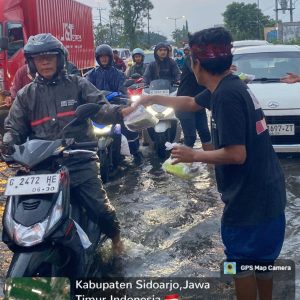MAKI Jatim Tetap Berbagi di Tengah Hujan dan Banji, 250 Paket Takjil Dibagikan di By Pass Juanda pada Hari ke-26 Ramadhan