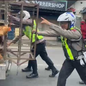 Respon Cepat Tim Urai Polres Blitar Bantu Kendaraan Mogok, Arus Lalu Lintas Tetap Lancar