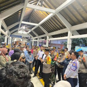 Kapolres Badung Turun Langsung Sapa Pemudik dan Sopir di Terminal Mengwi