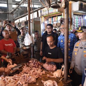 Kapolres Gresik Sidak Pasar, Sapa Pedagang dan Pastikan Stok Aman Jelang Idul Fitri 1447 H