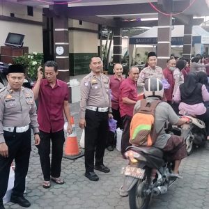 Humanis di Bulan Ramadan, IPTU Wahyudi Pimpin Anggota Pamine 1 Bagi 500 Takjil di Samsat Surabaya Utara