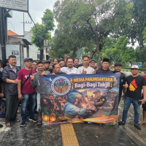 Media Panjinusantara Bagikan 500 Paket Takjil di Dupak Surabaya, Warga Antusias Jelang Berbuka