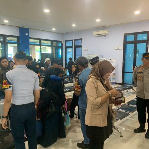 60 Penumpang Bawean Terlantar Semalaman, Polres Gresik dan Pelindo Hadir Beri Solusi dan Kepastian