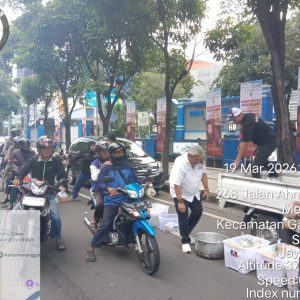 MAKI Jatim Konsisten Berbagi di Hari ke-29 Ramadan, Ratusan Paket Takjil Dibagikan di Jalan Ahmad Yani Surabaya