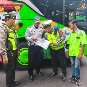 Mudik Aman, Hati Tenang: 4.040 Warga Berangkat Gratis, Satlantas Polrestabes Surabaya Pastikan Bus Laik Jalan
