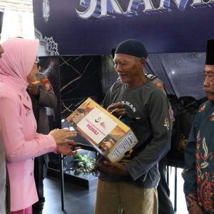 Ramadhan Berbagi : Polres Tulungagung Salurkan Bantuan Sembako Untuk Penggali Kubur dan Bilal Jenazah