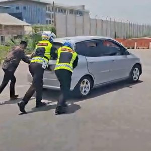 Respons Cepat Polantas Gresik Bantu Kendaraan Pemudik Mogok di Sembayat