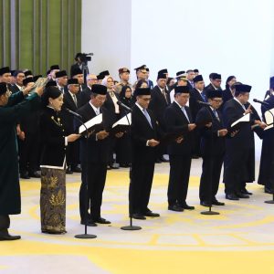 Resmi Dilantik Anggota Dewan Komisioner OJK Ucap Sumpah Jabatan