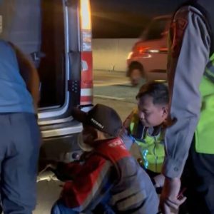 Polisi Sigap, Pemudik yang Terjebak Akibat Ban Pecah Akhirnya Bisa Melanjutkan Perjalanan