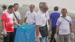 Wujudkan Peduli Lingkungan, PLN UP2D Bali Gelar Aksi Bersih Pantai Lembeng