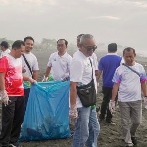 Wujudkan Peduli Lingkungan, PLN UP2D Bali Gelar Aksi Bersih Pantai Lembeng