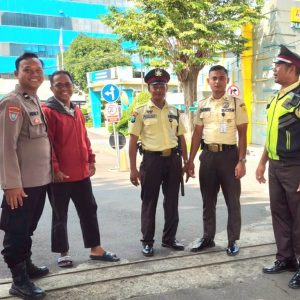 Bhabinkamtibmas Ketintang Sambang Satpam PLN, Perkuat Sinergi Pasca Lebaran 1447 H