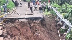Polres Probolinggo Beri Bantuan Pipa Air Bersih Pascalongsor di Lumbang