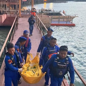 Respons Cepat Satpolairud Polres Gresik Bantu Evakuasi Jasad Lansia di Dermaga Pelabuhan Petro