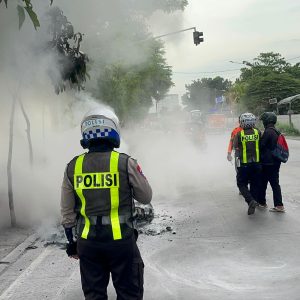 Aksi Cepat Satlantas Polres Gresik Padamkan Motor Terbakar di Depan Terminal Bunder