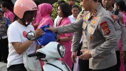 Kapolda Bali Daniel Adityajaya Bersama Bhayangkari Bagikan Takjil kepada Masyarakat di Depan Mapolda