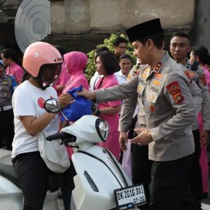 Kapolda Bali Daniel Adityajaya Bersama Bhayangkari Bagikan Takjil kepada Masyarakat di Depan Mapolda