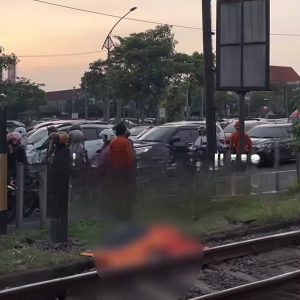 Pengendara Motor Tertemper Kereta Api di Jalan Ahmad Yani Surabaya, Korban Meninggal Dunia