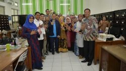 Silaturahmi Syawal, Kadindik Jatim Aries Agung Paewai Kunjungi SMA Komplek Surabaya dan Bagikan Cokelat untuk Guru dan Tendik