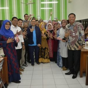 Silaturahmi Syawal, Kadindik Jatim Aries Agung Paewai Kunjungi SMA Komplek Surabaya dan Bagikan Cokelat untuk Guru dan Tendik