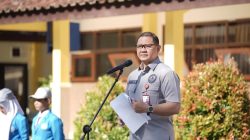 Kadindik Jatim Pimpin Upacara di SMKN 1 Ampelgading, Tekankan Disiplin, Hemat Energi, dan Pembatasan Gadget