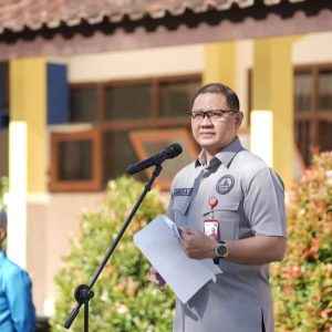 Kadindik Jatim Pimpin Upacara di SMKN 1 Ampelgading, Tekankan Disiplin, Hemat Energi, dan Pembatasan Gadget