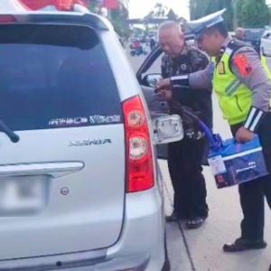 Polisi Pemalang Sigap Bantu Pemudik yang Kehabisan BBM di Jalan