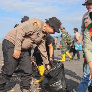 Polres Lumajang Bersama Pemda Gelar Aksi Bersihkan Pantai Bambang