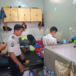 Perkuat Keamanan, Lapas Kelas IIB Batang Gencarkan Penggeledahan Kamar Hunian Bersama APH